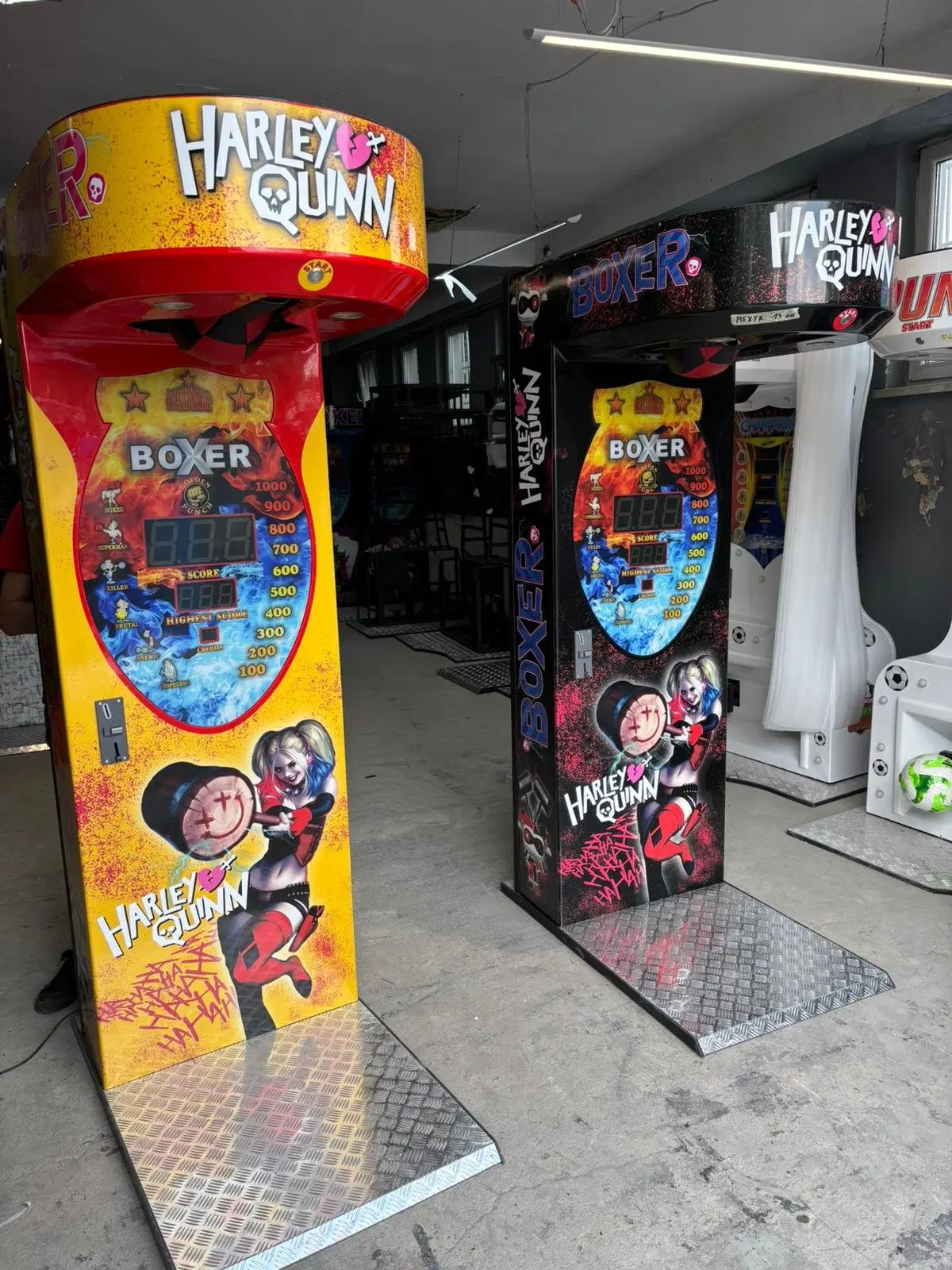 Máquina de boxeo Golden Punch instalada en negocio de cliente