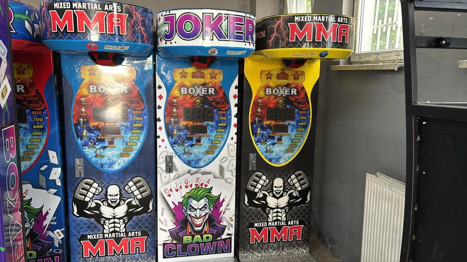 Máquina de boxeo Golden Punch instalada en negocio de cliente