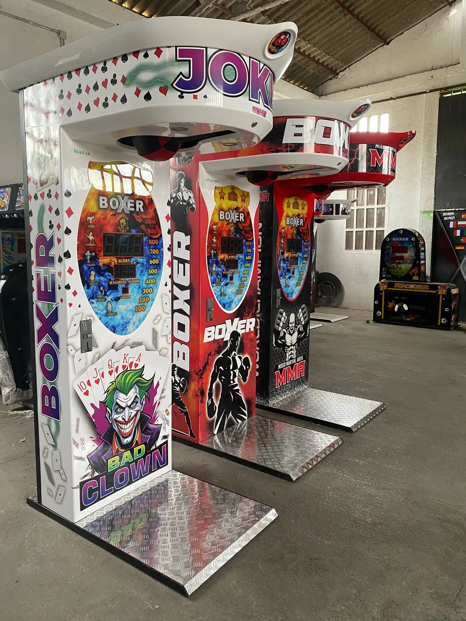 Máquina de boxeo Golden Punch instalada en negocio de cliente