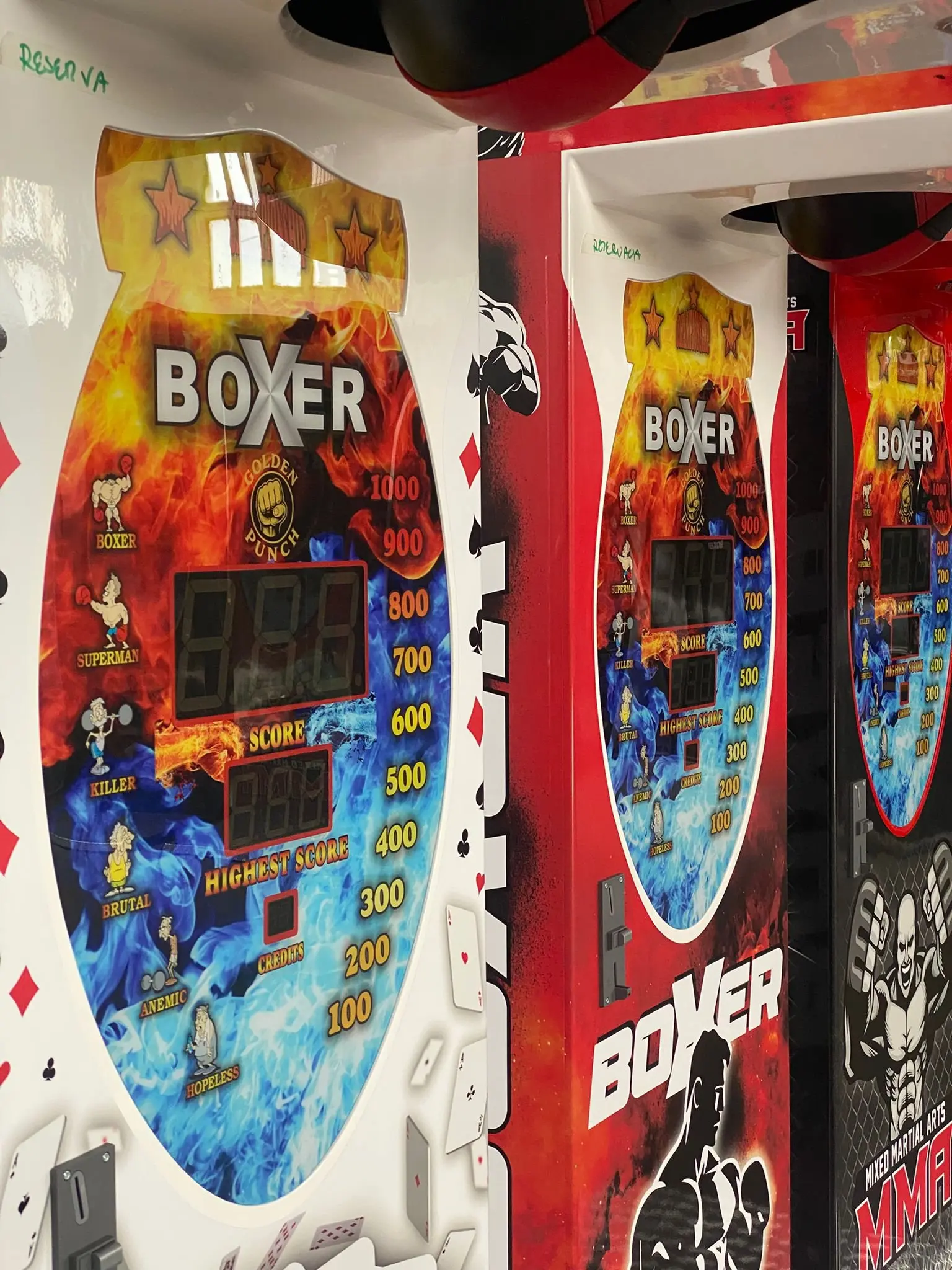 Máquina de boxeo Golden Punch instalada en negocio de cliente