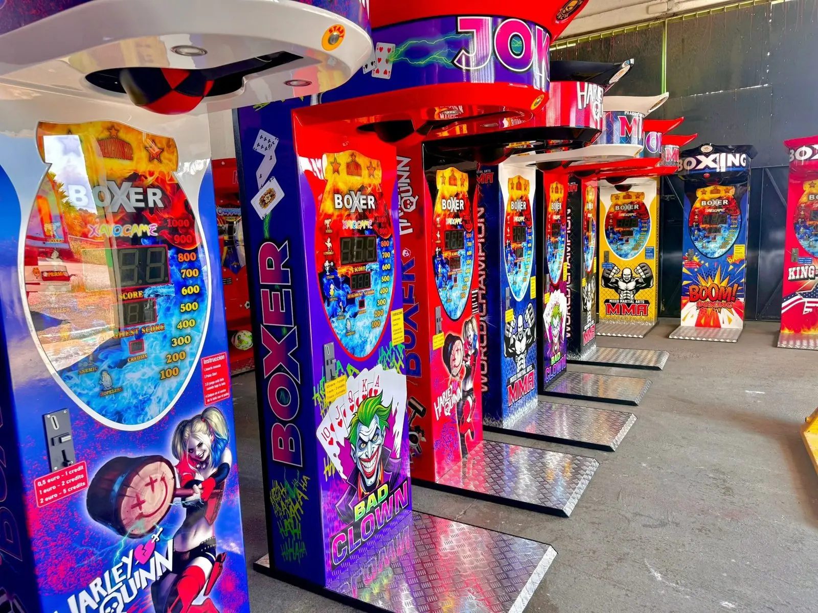 Máquina de boxeo Golden Punch instalada en negocio de cliente